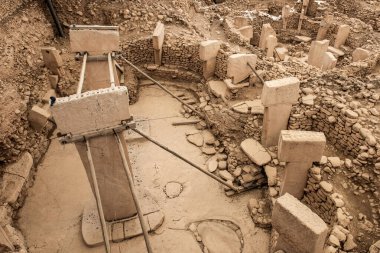 Sanliurfa 'da Göbeklitepe. Göbeklitepe manzarayı mahvediyor. Dünyanın en eski tapınağı. Göbeklitepe bir Unesco Dünya Mirası alanıdır. Şanlıurfa, Türkiye.