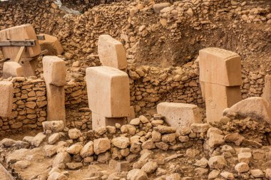 Sanliurfa 'da Göbeklitepe. Göbeklitepe manzarayı mahvediyor. Dünyanın en eski tapınağı. Göbeklitepe bir Unesco Dünya Mirası alanıdır. Şanlıurfa, Türkiye.