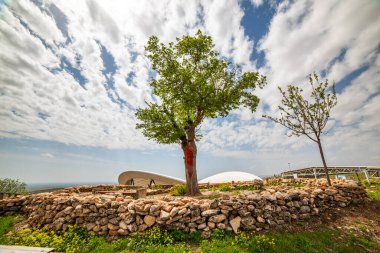 Göbeklitepe 'deki Dilek Ağacı. Şanlıurfa, Türkiye. Dünyanın en eski tapınağı. Göbeklitepe bir Unesco Dünya Mirası sitesi.