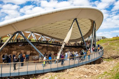 Şanlıurfa, Türkiye - 3 Nisan 2025: Göbeklitepe, Sanliurfa. Dünyanın en eski tapınağı. Göbeklitepe bir Unesco Dünya Mirası alanıdır. Şanlıurfa, Türkiye.