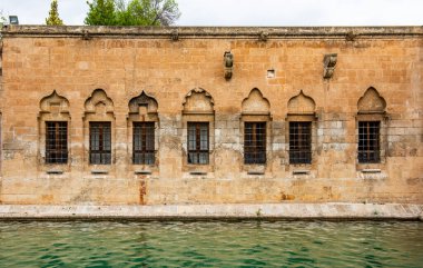 Şanlıurfa 'daki Balikligol (Balık Gölü). Halil-ur Rahman Gölü ve Rizvaniye Camii manzaralı. Sanliurfa 'da en çok ziyaret edilen yer Balikligol..