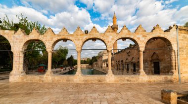Şanlıurfa 'daki Balikligol (Balık Gölü). Halil-ur Rahman Gölü ve Rizvaniye Camii manzaralı. Sanliurfa 'da en çok ziyaret edilen yer Balikligol..