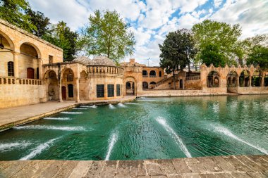 Şanlıurfa 'daki Balikligol (Balık Gölü). Halil-ur Rahman Gölü ve Rizvaniye Camii manzaralı. Sanliurfa 'da en çok ziyaret edilen yer Balikligol..