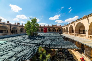 Şanlıurfa, Türkiye - 3 Nisan 2025: Şanlıurfa, Türkiye 'deki Gumruk Inn. (Türkçe: Gumruk Han) Sanliurfa 'daki tarihi kervan..