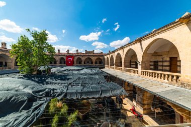 Şanlıurfa, Türkiye - 3 Nisan 2025: Şanlıurfa, Türkiye 'deki Gumruk Inn. (Türkçe: Gumruk Han) Sanliurfa 'daki tarihi kervan..