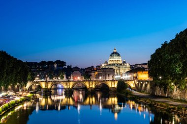 ROME, ITALY - 29 Haziran 2019: Ponte Sant 'Angelo (Sant' Angelo Köprüsü) ve St. Peter Bazilikası (Vatikan Şehri) gece görüşü. Roma, İtalya.
