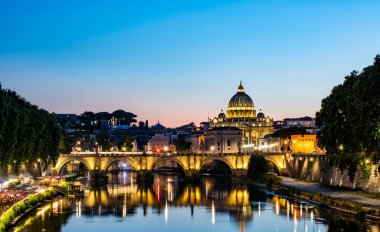 ROME, ITALY - 29 Haziran 2019: Ponte Sant 'Angelo (Sant' Angelo Köprüsü) ve St. Peter Bazilikası (Vatikan Şehri) gece görüşü. Roma, İtalya.