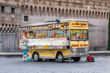 Roma, İtalya - 30 Haziran 2019: Bibite Gelati mobil tezgahı Roma, İtalya. İçkiler ve dondurma. Renkli gelati, içecek ve atıştırmalık otomobil..