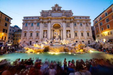 ROME, ITALY - 30 Haziran 2019: Trevi Fountain (Fontana di Trevi) Roma, İtalya 'da gece. Trevi Çeşmesi Roma 'daki en büyük Barok çeşmesidir.