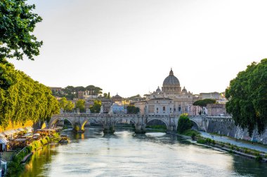 ROME, ITALY - 29 Haziran 2019: Ponte Sant 'Angelo (Sant' Angelo Köprüsü) ve St. Peter Bazilikası (Vatikan Şehri) gece görüşü. Roma, İtalya.