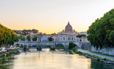 ROME, ITALY - 29 Haziran 2019: Ponte Sant 'Angelo (Sant' Angelo Köprüsü) ve St. Peter Bazilikası (Vatikan Şehri) gece görüşü. Roma, İtalya.