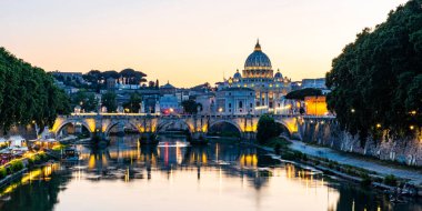 ROME, ITALY - 29 Haziran 2019: Ponte Sant 'Angelo (Sant' Angelo Köprüsü) ve St. Peter Bazilikası (Vatikan Şehri) gece görüşü. Roma, İtalya.
