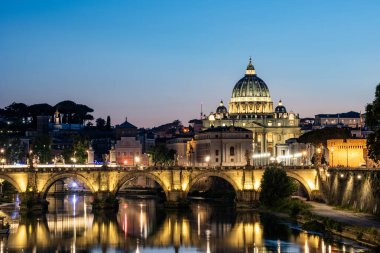 ROME, ITALY - 29 Haziran 2019: Ponte Sant 'Angelo (Sant' Angelo Köprüsü) ve St. Peter Bazilikası (Vatikan Şehri) gece görüşü. Roma, İtalya.