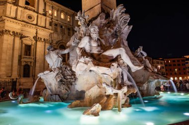 ROME, ITALY - 30 Haziran 2019: Trevi Fountain (Fontana di Trevi) Roma, İtalya 'da gece. Trevi Çeşmesi Roma 'daki en büyük Barok çeşmesidir.