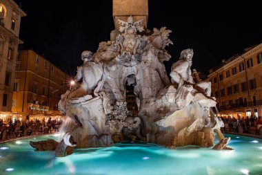 ROME, ITALY - 30 Haziran 2019: Trevi Fountain (Fontana di Trevi) Roma, İtalya 'da gece. Trevi Çeşmesi Roma 'daki en büyük Barok çeşmesidir.