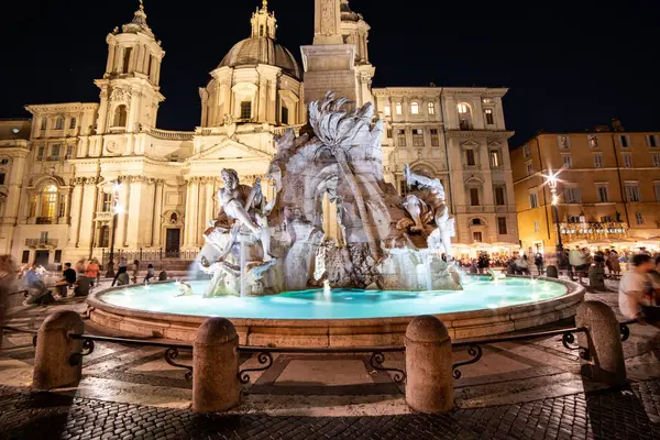 ROME, ITALY - 30 Haziran 2019: Trevi Fountain (Fontana di Trevi) Roma, İtalya 'da gece. Trevi Çeşmesi Roma 'daki en büyük Barok çeşmesidir.
