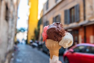 Dondurma tutan bir el. Roma, İtalya.