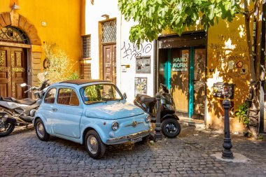 Roma, İtalya - 30 Haziran 2019 Trastevere 'deki güzel eski cadde. Roma, İtalya. Trastevere, Roma 'nın güzel eski mahallelerinden biri. Trastevere, Roma 'nın Tiber nehri boyunca romantik bir bölgesidir..