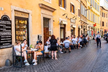 Roma, İtalya - 30 Haziran 2019: Roma 'da dondurma dükkanı. Caddedeki dondurmacı