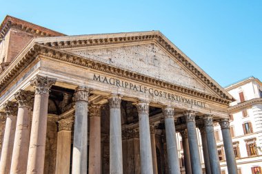 Roma, İtalya - 30 Haziran 2019: Roma 'daki Panteon (Antik Roma Tapınağı) manzarası. İnsanlar Roma, İtalya 'daki Panteon' u ziyaret ediyor.