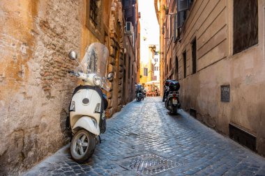 Roma, İtalya - 30 Haziran 2019: Roma, İtalya 'daki güzel caddenin manzarası.