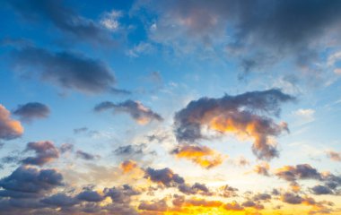 Gün batımı gökyüzü. Güzel bulutlu gün batımı gökyüzü. Turuncu ve mavi renkler. Ateşli turuncu günbatımı gökyüzü.