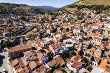 İzmir 'in Bergama ilçesi. Bergama 'nın güzel manzarası. İnsansız hava aracı ile hava saldırısı