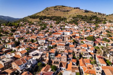 İzmir 'in Bergama ilçesi. Bergama 'nın güzel manzarası. İnsansız hava aracı ile hava saldırısı