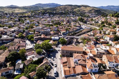 İzmir 'in Bergama ilçesi. Bergama 'nın güzel manzarası. İnsansız hava aracı ile hava saldırısı