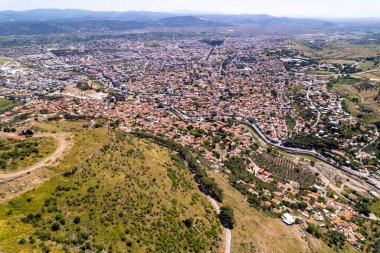 İzmir 'in Bergama ilçesi. Bergama 'nın güzel manzarası. İnsansız hava aracı ile hava saldırısı.