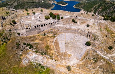 Bergama 'da Pergamon Akropolu (Bergama Akropolu). İzmir, Türkiye. Pergamon Antik Şehri. İnsansız hava aracı ile hava saldırısı.