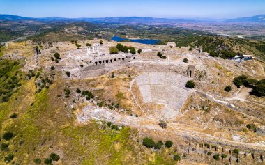 Bergama 'da Pergamon Akropolu (Bergama Akropolu). İzmir, Türkiye. Pergamon Antik Şehri. İnsansız hava aracı ile hava saldırısı.