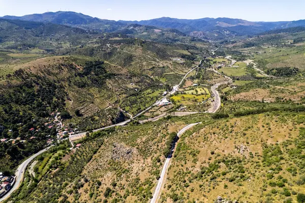 İzmir 'in Bergama ilçesi. Bergama 'nın güzel manzarası. İnsansız hava aracı ile hava saldırısı.