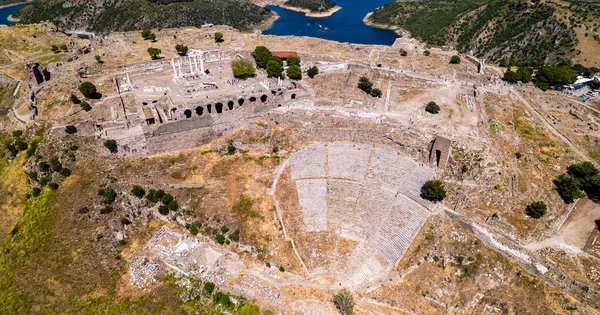 Bergama 'da Pergamon Akropolu (Bergama Akropolu). İzmir, Türkiye. Pergamon Antik Şehri. İnsansız hava aracı ile hava saldırısı.