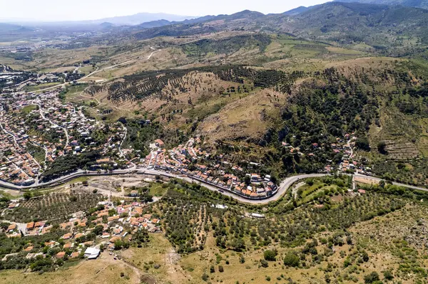 İzmir 'in Bergama ilçesi. Bergama 'nın güzel manzarası. İnsansız hava aracı ile hava saldırısı.