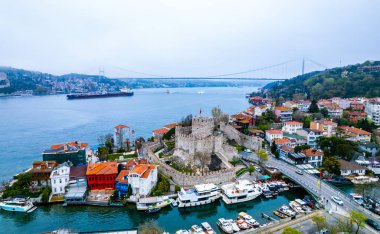 İstanbul 'daki Fatih Sultan Mehmet Köprüsü ve Anadolu Hisarı (Anadolu Kalesi). Güzel İstanbul boğaz manzarası. İHA atışı