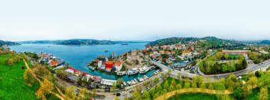 İstanbul 'daki Fatih Sultan Mehmet Köprüsü ve Anadolu Hisarı (Anadolu Kalesi). Güzel İstanbul boğaz manzarası. İHA atışı.