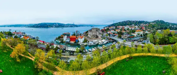 İstanbul 'daki Fatih Sultan Mehmet Köprüsü ve Anadolu Hisarı (Anadolu Kalesi). Güzel İstanbul boğaz manzarası. İHA atışı