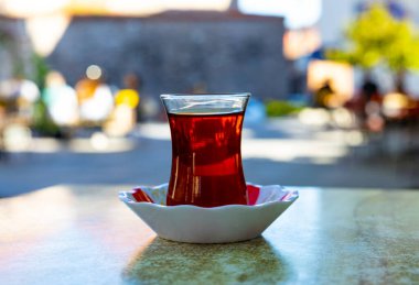 Türk çayı. Stillife Bokeh arkaplanlı Türk Çayı 'nı çekiyor.