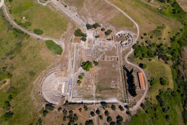 Bergama Asklepion Arkeoloji Bölgesi, Bergama. İzmir, Türkiye. Asklepion, Antik Yunan 'daki tapınağı iyileştiriyor. İnsansız hava aracı ile hava saldırısı.