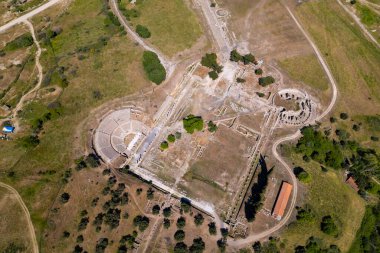 Bergama Asklepion Arkeoloji Bölgesi, Bergama. İzmir, Türkiye. Asklepion, Antik Yunan 'daki tapınağı iyileştiriyor. İnsansız hava aracı ile hava saldırısı.