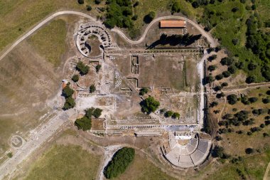 Bergama Asklepion Arkeoloji Bölgesi, Bergama. İzmir, Türkiye. Asklepion, Antik Yunan 'daki tapınağı iyileştiriyor. İnsansız hava aracı ile hava saldırısı.