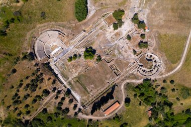 Bergama Asklepion Arkeoloji Bölgesi, Bergama. İzmir, Türkiye. Asklepion, Antik Yunan 'daki tapınağı iyileştiriyor. İnsansız hava aracı ile hava saldırısı.