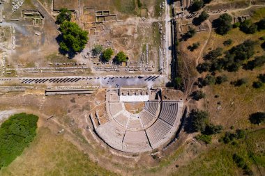 Bergama Asklepion Arkeoloji Bölgesi, Bergama. İzmir, Türkiye. Asklepion, Antik Yunan 'daki tapınağı iyileştiriyor. İnsansız hava aracı ile hava saldırısı.