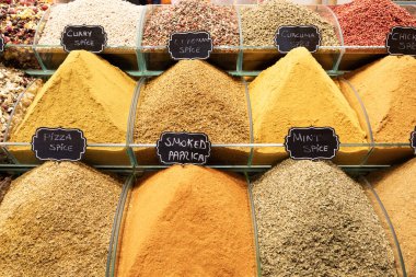Grand Bazaar 'daki Baharat Pazarı (Kapalicarsi). İstanbul, Türkiye.