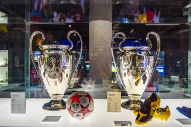 BARCELONA, İspanya - 28 Mayıs 2016: Nou Kampı 'ndaki FC Barcelona Müzesi. Müze 3,500 metrekarelik bir alanı kaplıyor ve yılda 1,2 milyon ziyaretçi çekiyor..