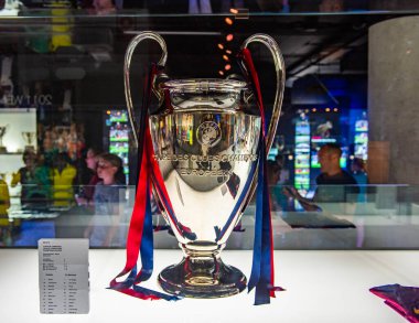 BARCELONA, İspanya - 28 Mayıs 2016: Nou Kampı 'ndaki FC Barcelona Müzesi. Müze 3,500 metrekarelik bir alanı kaplıyor ve yılda 1,2 milyon ziyaretçi çekiyor..