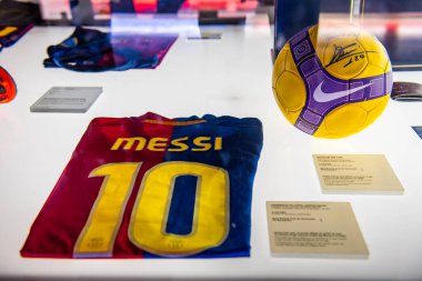 BARCELONA, İspanya - 28 Mayıs 2016: Nou Kampı 'ndaki FC Barcelona Müzesi. Müze 3,500 metrekarelik bir alanı kaplıyor ve yılda 1,2 milyon ziyaretçi çekiyor..