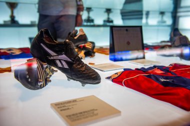 BARCELONA, İspanya - 28 Mayıs 2016: Nou Kampı 'ndaki FC Barcelona Müzesi. Müze 3,500 metrekarelik bir alanı kaplıyor ve yılda 1,2 milyon ziyaretçi çekiyor..