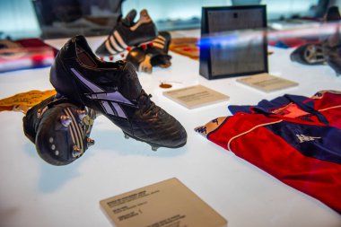 BARCELONA, İspanya - 28 Mayıs 2016: Nou Kampı 'ndaki FC Barcelona Müzesi. Müze 3,500 metrekarelik bir alanı kaplıyor ve yılda 1,2 milyon ziyaretçi çekiyor..